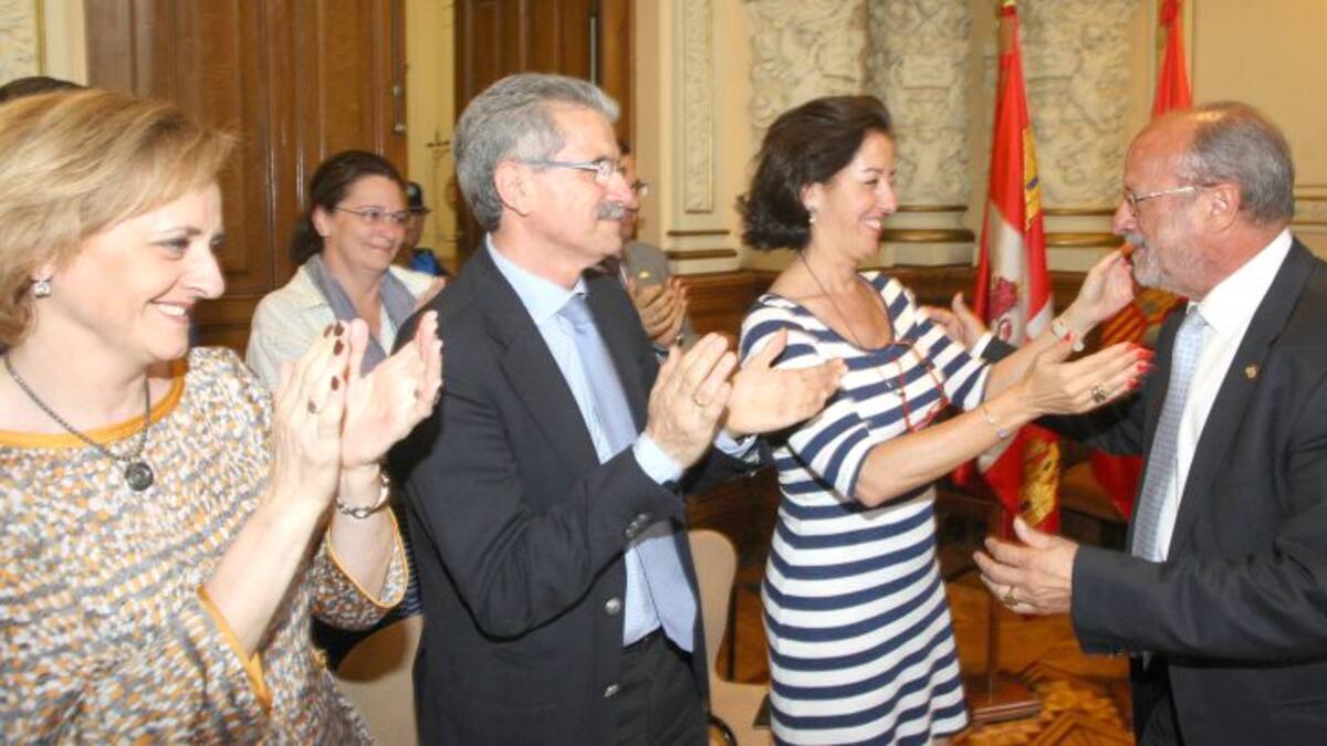 León de la Riva deja la alcaldía acosado por la sentencia condenatoria