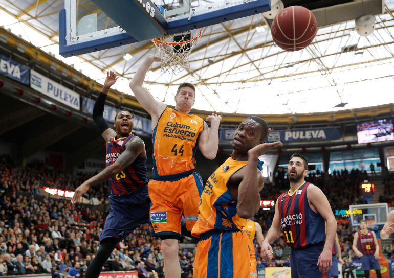 GRA157 VALENCIA (COMUNIDAD VALENCIANA) 22/03/2015 De izquierda a derecha, los jugadores del Barcelona Deshaun Thomas,(iz), y Juan Carlos Navarro (dch), ante Luke Harangody, (2iz), y Romain Sato, del Valencia Basket, durante el partido de Liga Endesa disputado hoy en Valencia. EFE/Juan Carlos Cárdenas