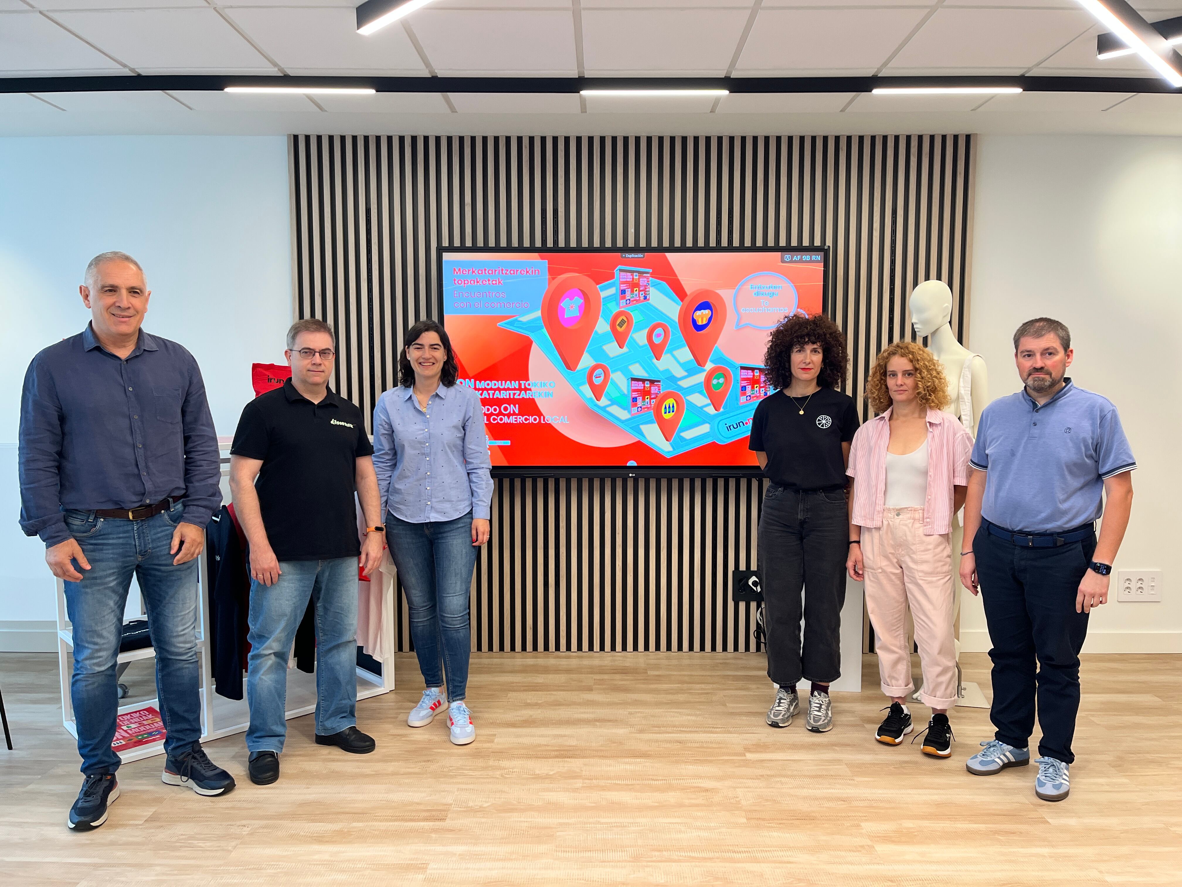 La delegada de  Impulso de Ciudad y Promoción Económica Nuria Alzaga (centro) junto a organizadores de los encuentros.