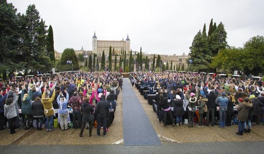 Cientos de candidatos compiten por ser seleccionados para &#039;Masterchef&#039; en Toledo. Al fondo, el Alcázar.