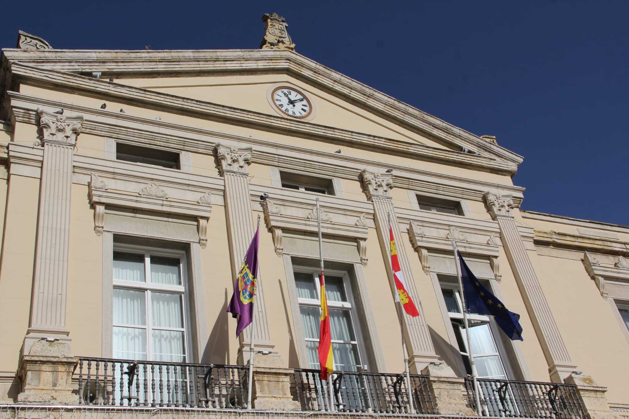 Banderas a media asta en el Ayuntamiento de Palencia