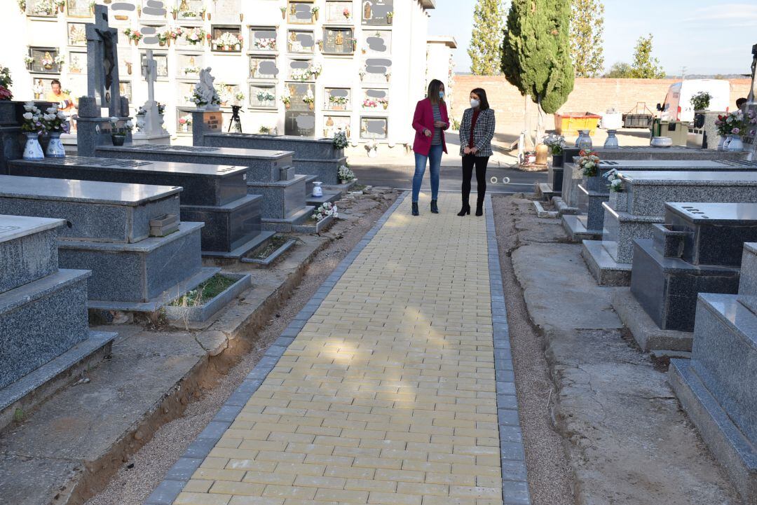 Las concejalas Marta Ramos y Montserrat Muro en su visita al cementerio