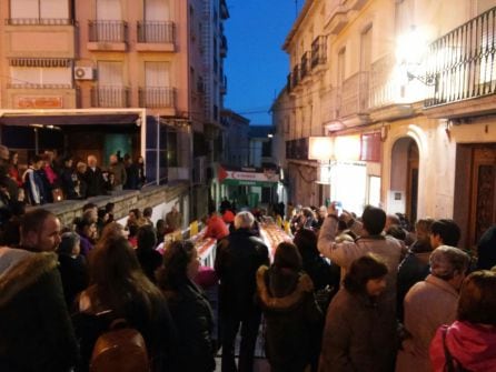 El público se concenta ante el Roscón Gigante, momentos antes de su reparto