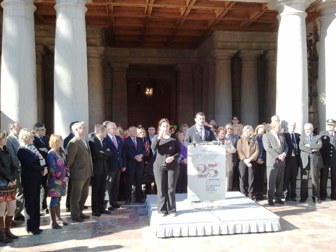 Imagen del acto presidido por la alcaldesa de rechazo a la violencia de género