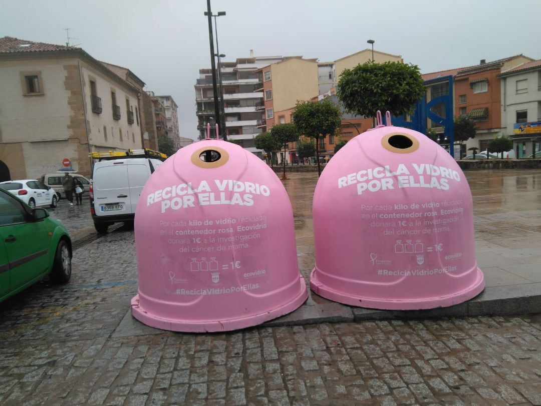 Dos de los contenedores de la campaña Recicla vidrio por ellasubicados en la Puerta del Sol