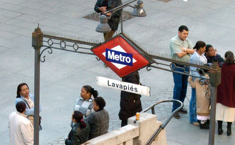 Boca de acceso al metro madrileño de Lavapiés