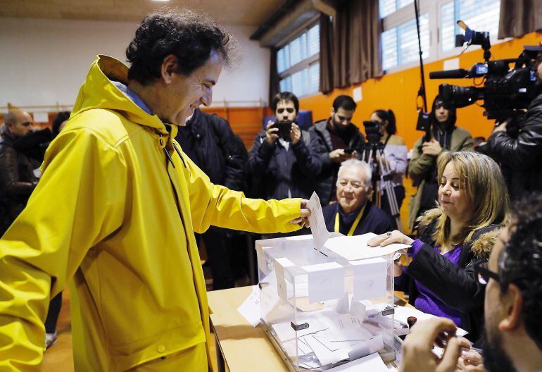 Un hombre vota vestido de amarillo- color elegido en solidaridad con Jordi Sànchez y Jordi Cuixart-, en el momento de votar en la Escola Pere IV de la ciudad condal.