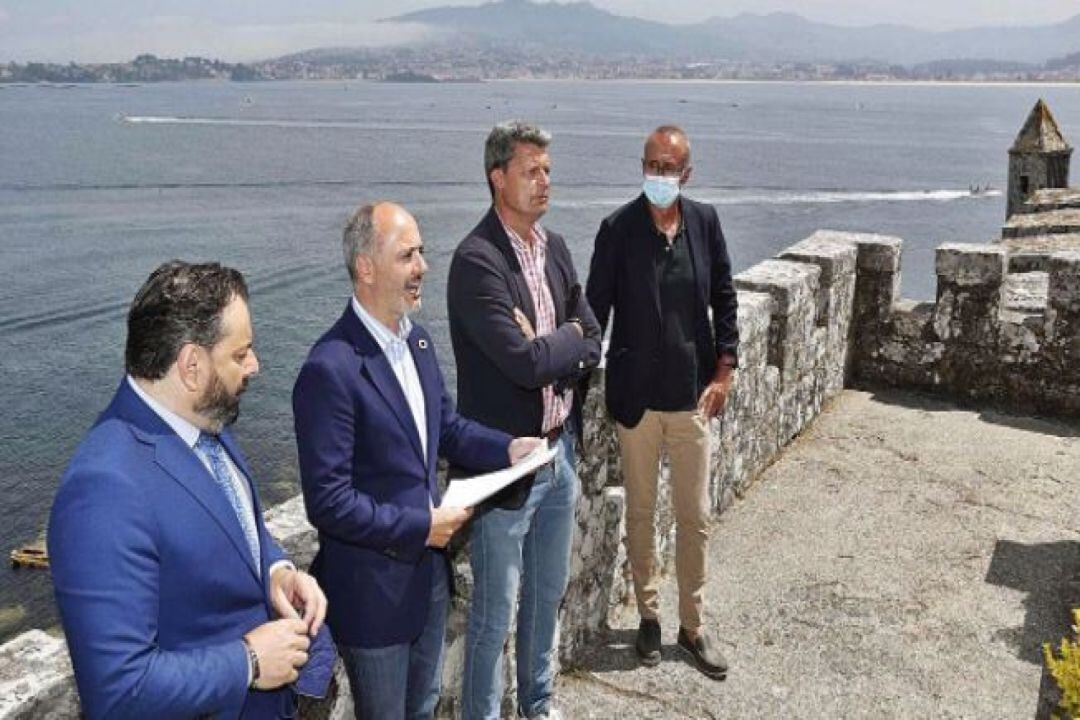 Los tres alcaldes del Val Miñor con el delegado de Zona Franca de Vigo