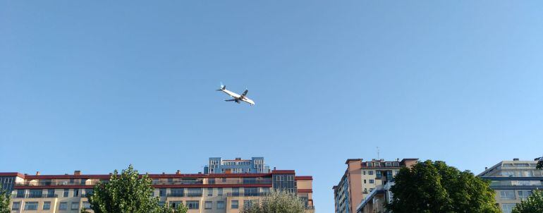 Avión sobrevolando O Burgo