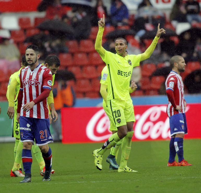 El delantero brasileño del Levante Deyverson Acosta (c) celebra el segundo gol marcado al Sporting, durante el partido de la duodécima jornada de liga de Primera División disputado hoy en el estadio El Molinón, en Gijón. EFE- Alberto Morante