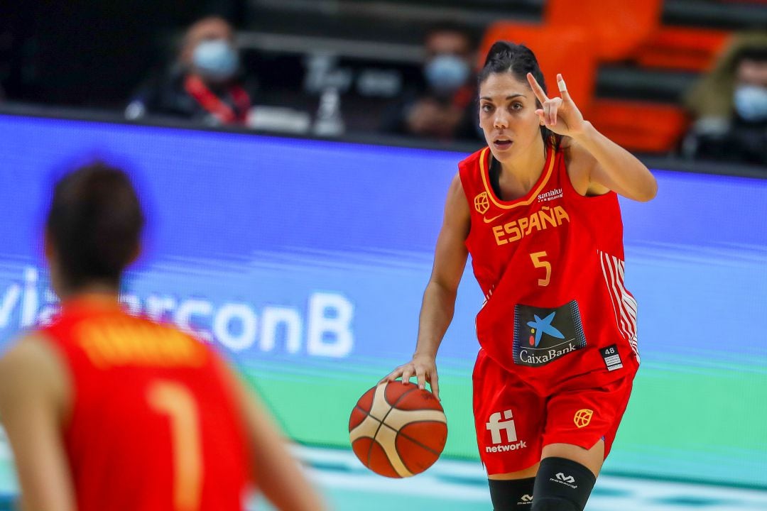 Crisina Ouviña jugando con la selección española