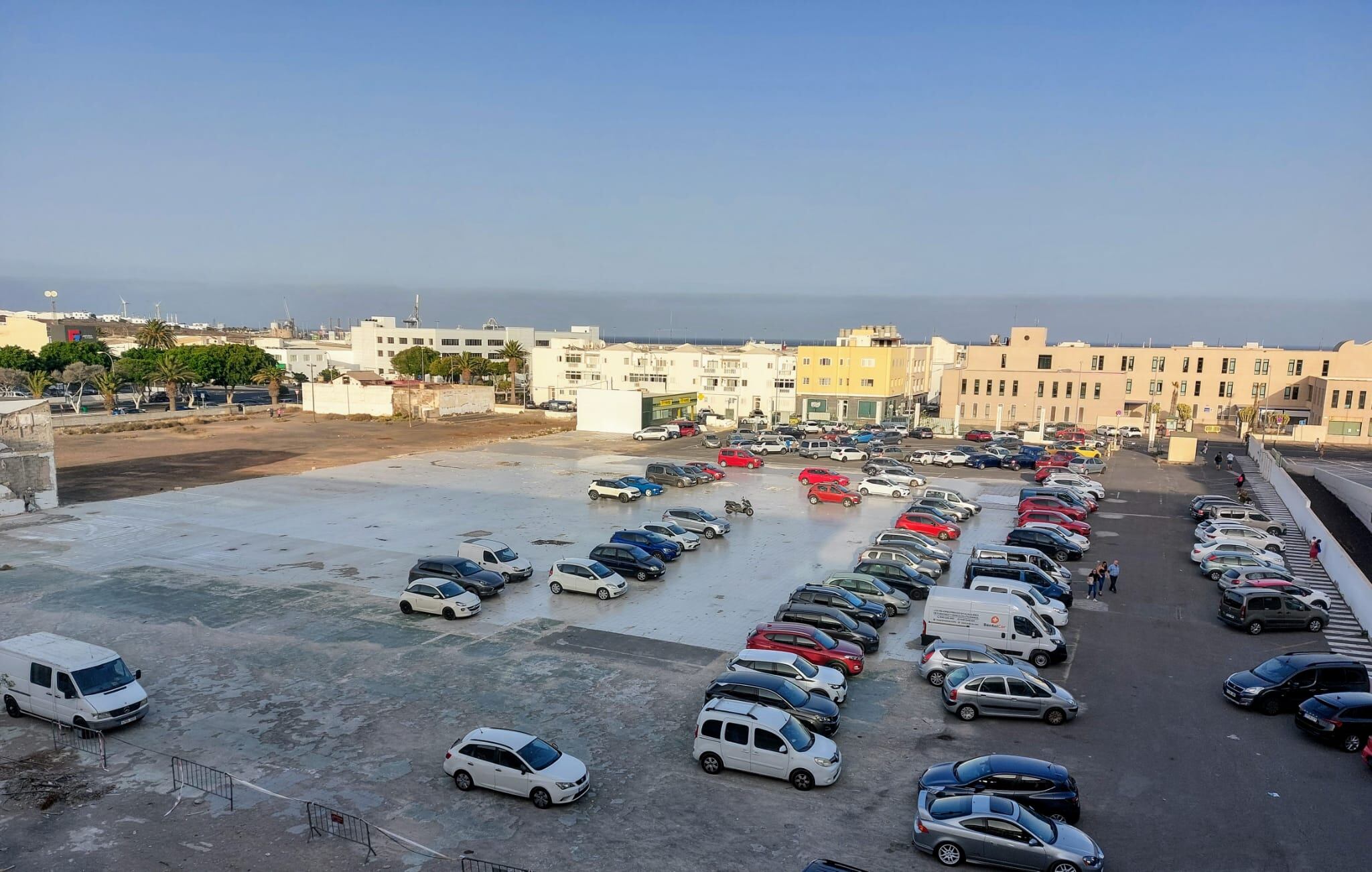 Zona de aparcamiento en el barrio de Valterra de Arrecife, Lanzarote.