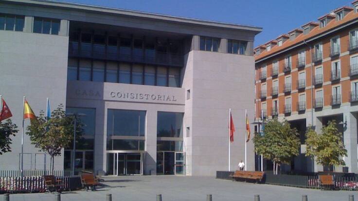 Virginia JIménez, concejala del PSOE en Leganés, y Carlos Delgado, primer teniente de alcalde de la ciudad, debaten en pleno sobre el apoyo a la residencia Prader Willi.