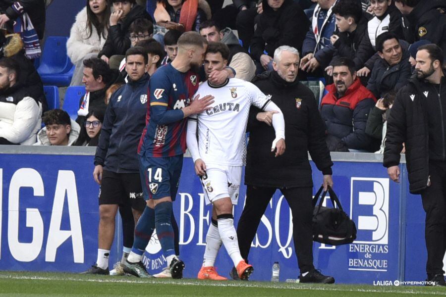 Jorge Pulido intentó calmar a Marcos tras su expulsión en Huesca