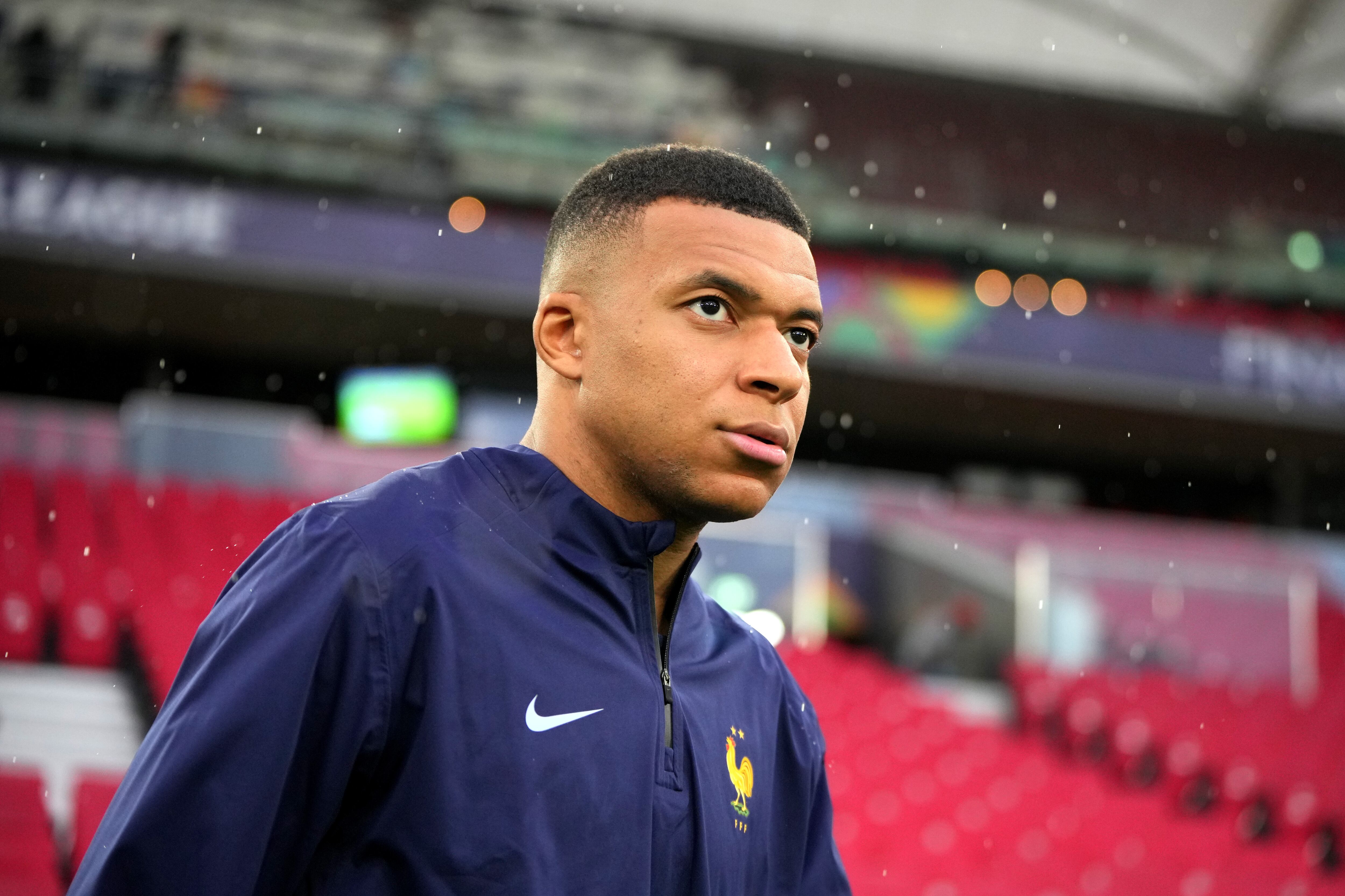 Kylian Mbappé mira durante una sesión de entrenamiento antes de su partido de semifinales de la UEFA Nations League 2025 entre Francia y España el 04 de junio de 2025 en Stuttgart, Alemania. (Foto de Pau Barrena - UEFA/UEFA vía Getty Images)