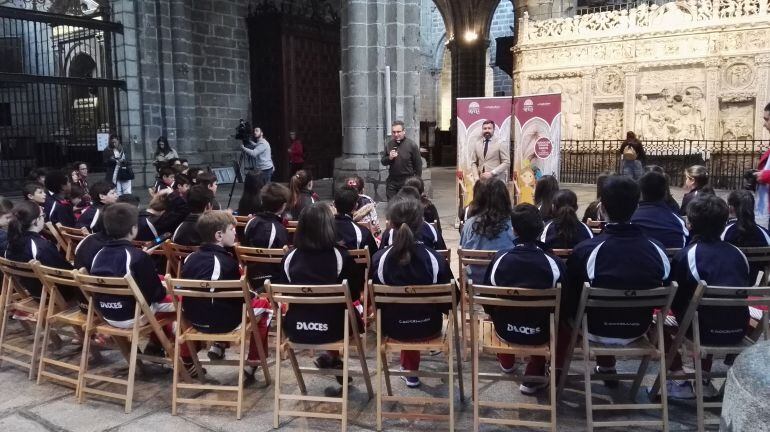 Los alumnos de 6º de primaria del Colegios Diocesanos comprobando el funcionamiento de las audioguías.