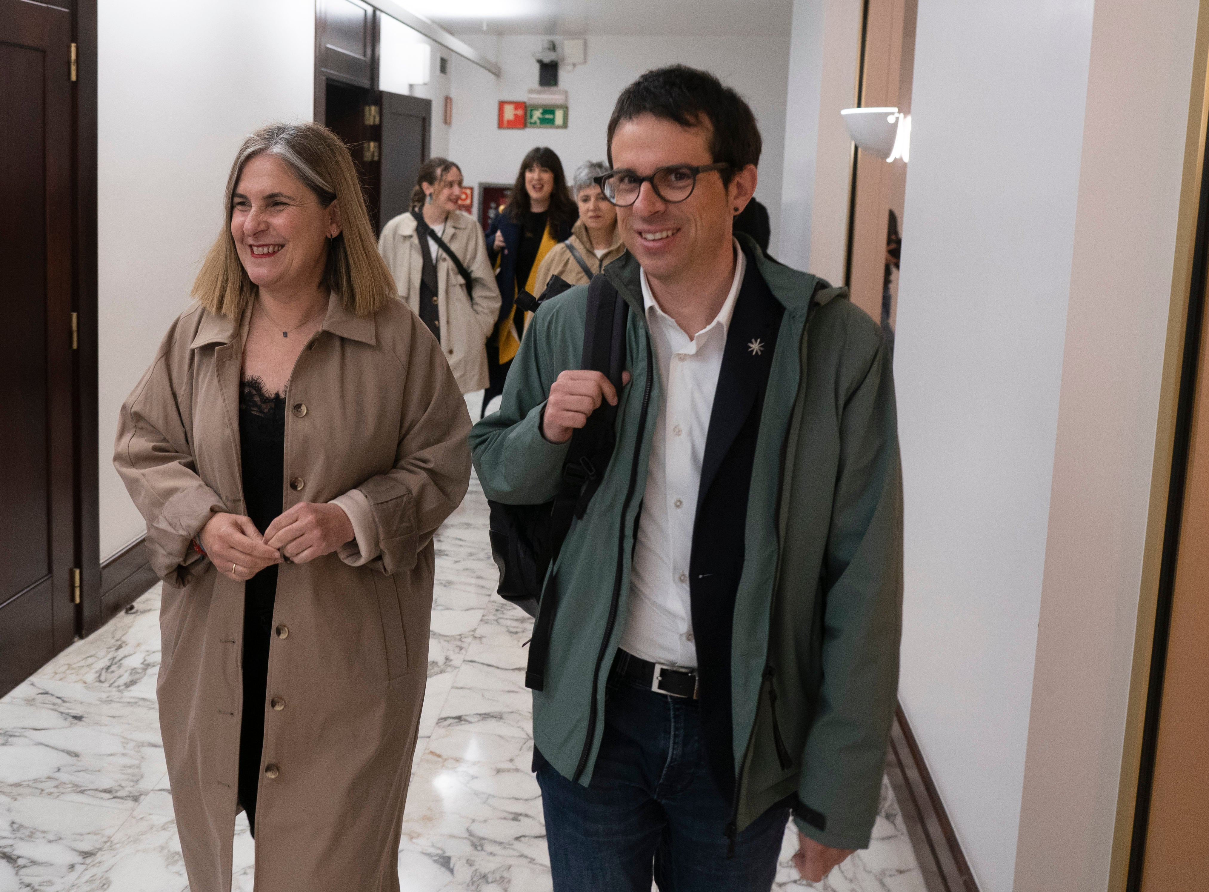 Nerea Kortajarena y Pello Otxandiano en los pasillos del  Parlamento vasco