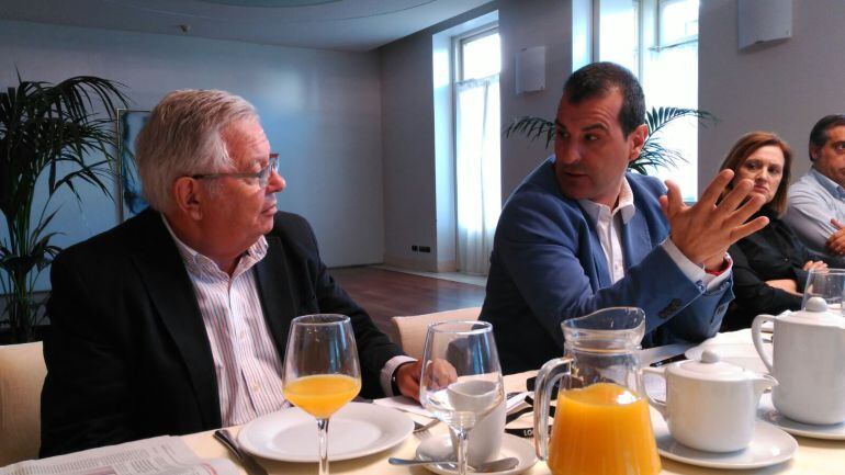 El periodista Fernando Jáuregui y el decano de la Facultad de Economía, Ángel Tejada