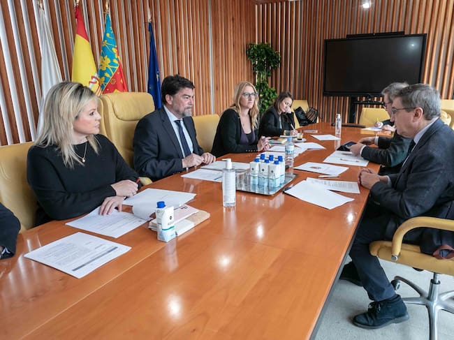 Reunión entre el alcalde, Luis Barcala y el conseller de Educación, Universidades y Empleo, José Antonio Rovira y concejalas de Educación e Infraestructuras