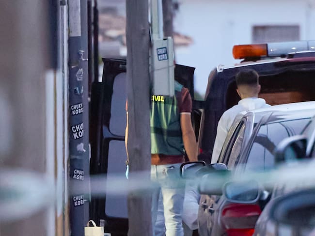 SESEÑA (TOLEDO), 23/04/2026.- Una mujer de 43 años ha sido asesinada este jueves presuntamente a manos de su expareja, un hombre de 50 años que tenía antecedentes por violencia machista y que después se ha ahorcado en Seseña (Toledo), tras una pelea con el hijo de la víctima, que ha acabado en el hospital. Según han informado a EFE fuentes próximas a la investigación, el cuerpo de la mujer, de nombre Melissa y de nacionalidad venezolana, ha sido encontrado en el interior de su vivienda con signos de violencia por arma blanca. EFE/ Manu Reino