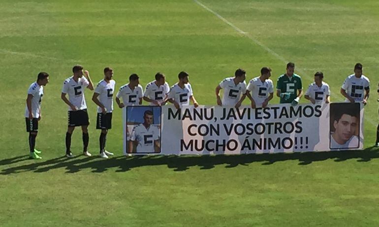 Los jugadores del Conquense salieron al campo portando una pancarta de apoyo a los lesionados Javi López y Manu Monteagudo