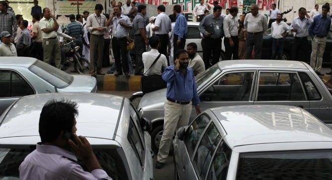 Tras el terremoto de Irán que se ha sentido en Pakistán, se han evacuado los edificios y los trabajadores han llenado las calles de Karachi