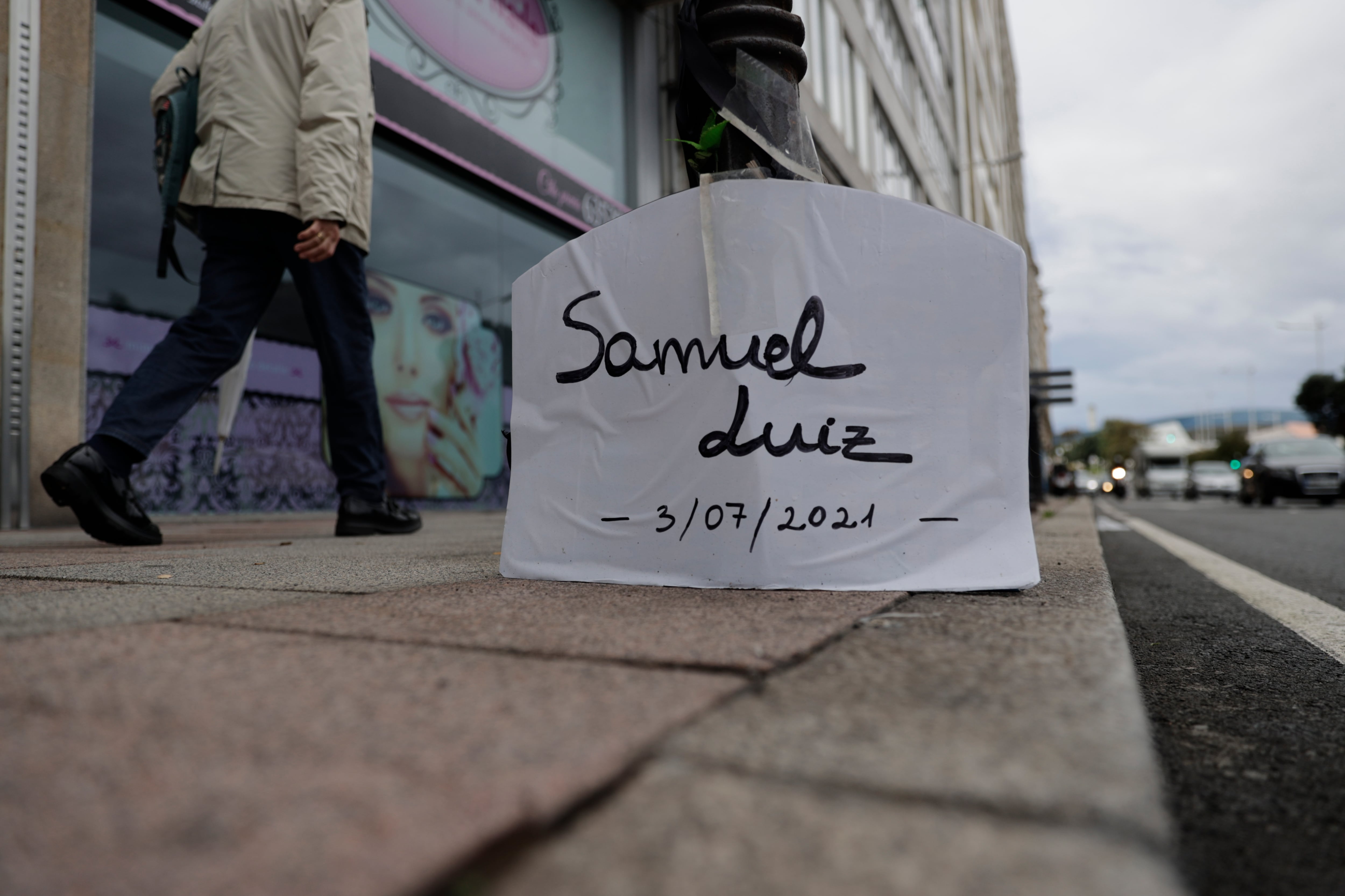 A CORUÑA, 12/10/2024.- Un cartel con el nombre del brasileño Samuel Luiz situado en el lugar donde el joven recibió los golpes fatales que acabaron con su vida. El juicio por el asesinato de Samuel Luiz empieza el próximo miércoles 16 de octubre, en un proceso que tiene diez claves y en el que cinco acusados se enfrentan a penas de hasta 27 años de prisión, con dos menores ya condenados. EFE/ Cabalar
