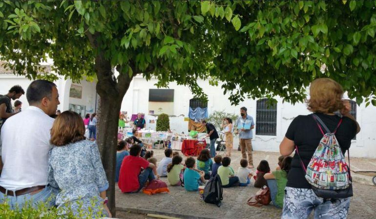 Imagen de una de las actividades infantiles desarrolladas el 22 de mayo en el Cortijo del Alamillo con motivo del Festival Nepal