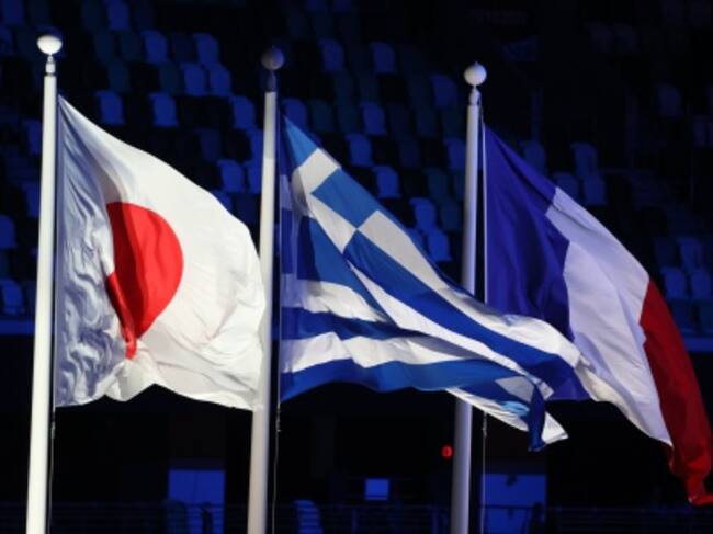 Las banderas de Japón, Grecia y Francia en la ceremonia de clausura de Tokio 2020