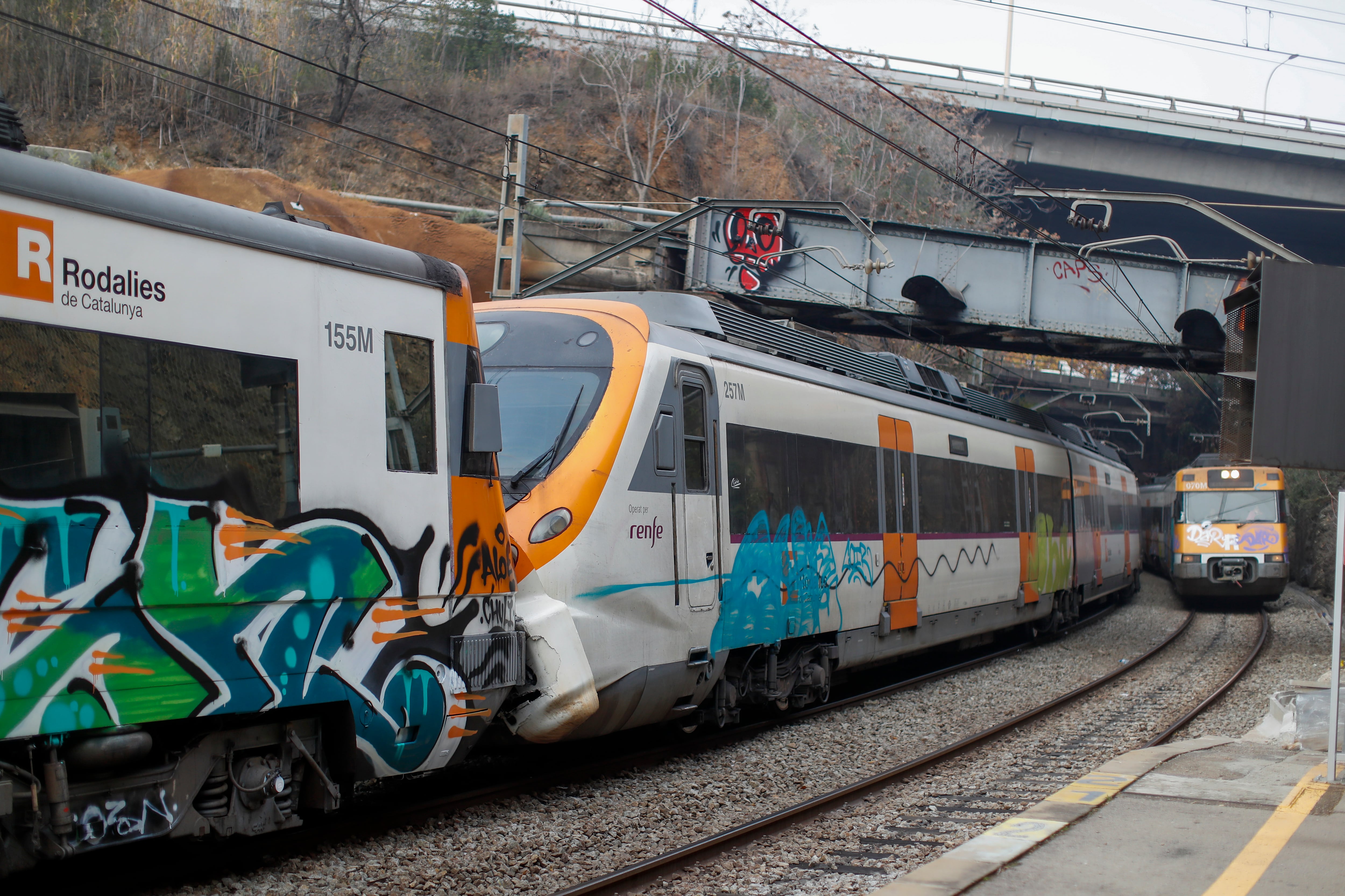 Aspecto este miércoles de la a estación de Montcada i Reixac (Barcelona) donde la colisión de dos trenes de la línea R4 de cercanías ha provocado 155 heridos, de los cuales 150 están leves y los otros cinco menos grave, según los últimos datos actualizados por el Sistema de Emergencias Médicas (SEM).