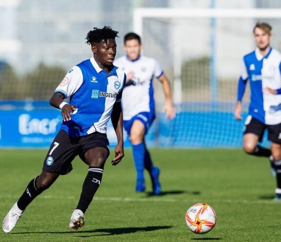 El extremo ghanés Joseph Pepe Otu con la zamarra babazorra del Alavés