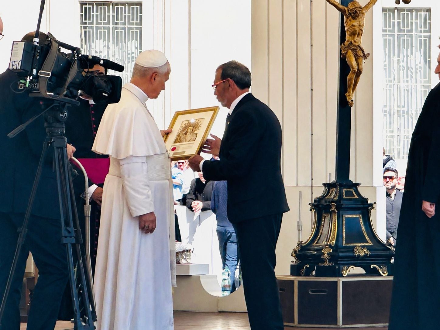 El Paso Blanco entrega al Papa León XIV un cuadro de la Virgen de la Amargura