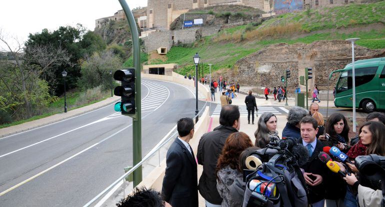 Emiliano Garcia Page, en su etapa de alcalde de Toledo, presentó el proyecto de pasarela peatonal tras inaugurarse el remonte