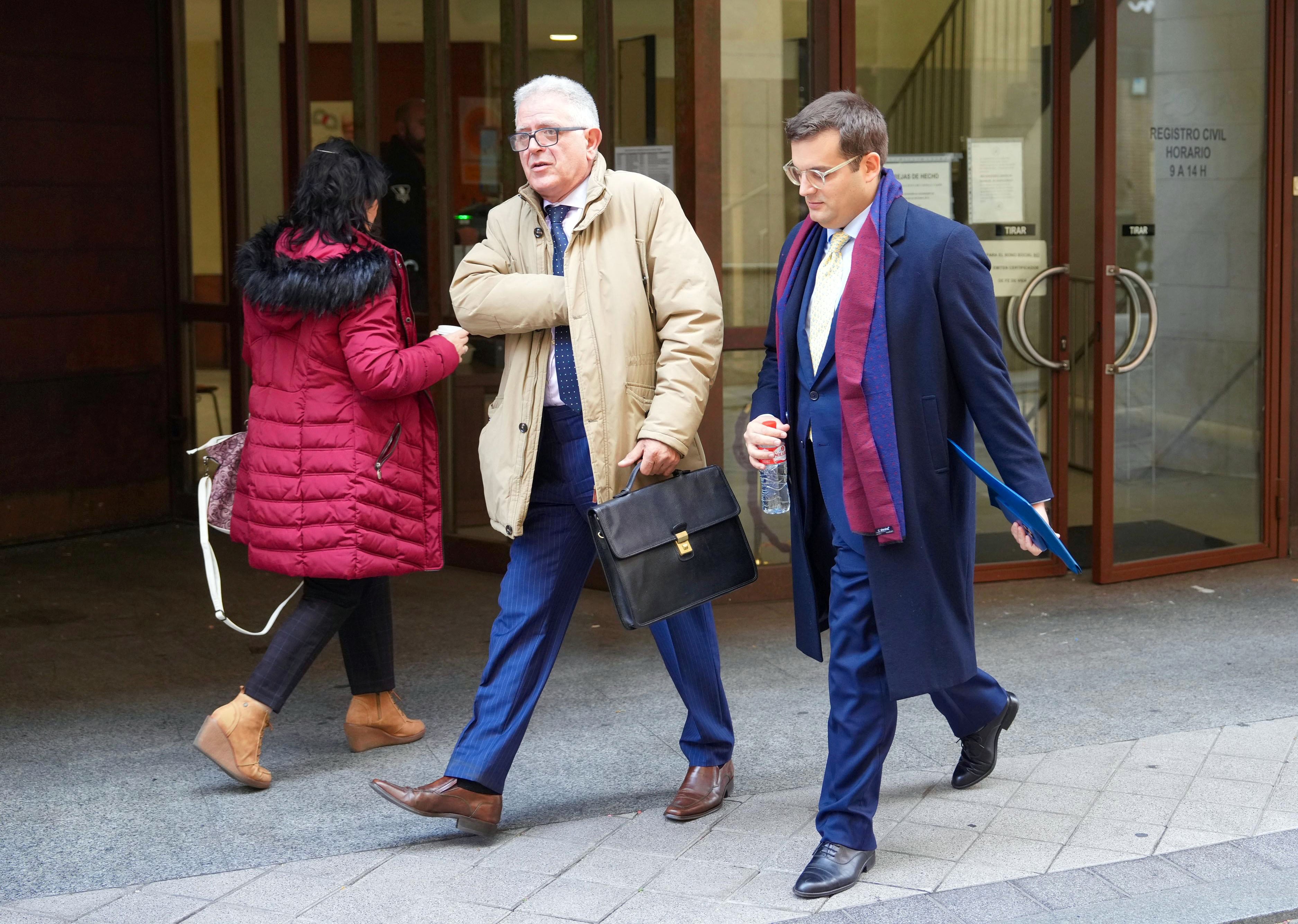 El secretario general y letrado mayor de las Cortes de Castilla y León, Marcos Herrero Martínez-Tutor, a su salida de los juzgados de Valladolid tras ser aplazado el juicio por presunto acoso laboral