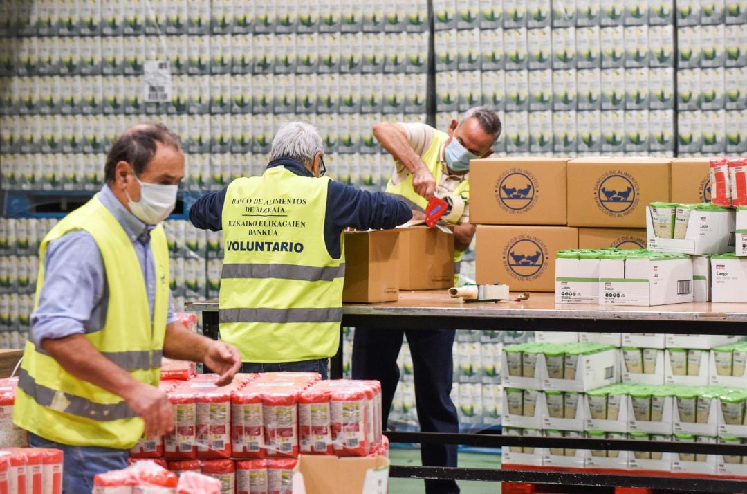 Varios voluntarios trabajan este lunes en Basauri (Bizkaia) en el almacén del Banco de Alimentos de Bizkaia, en el primer día de La Gran Recogida. 