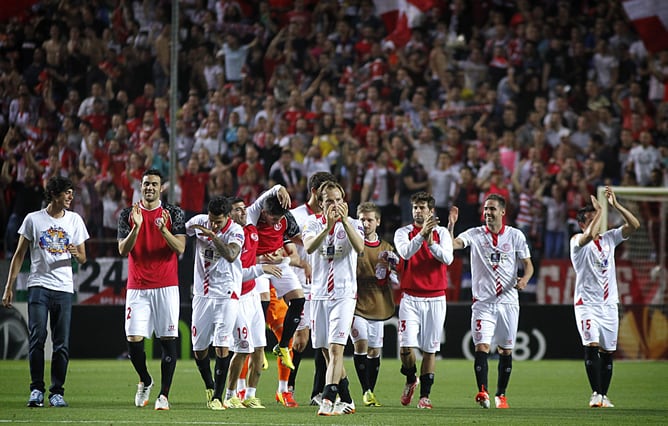 Los jugadores del Sevilla agradecen el esfuerzo de la afición a la conclusión del partido.