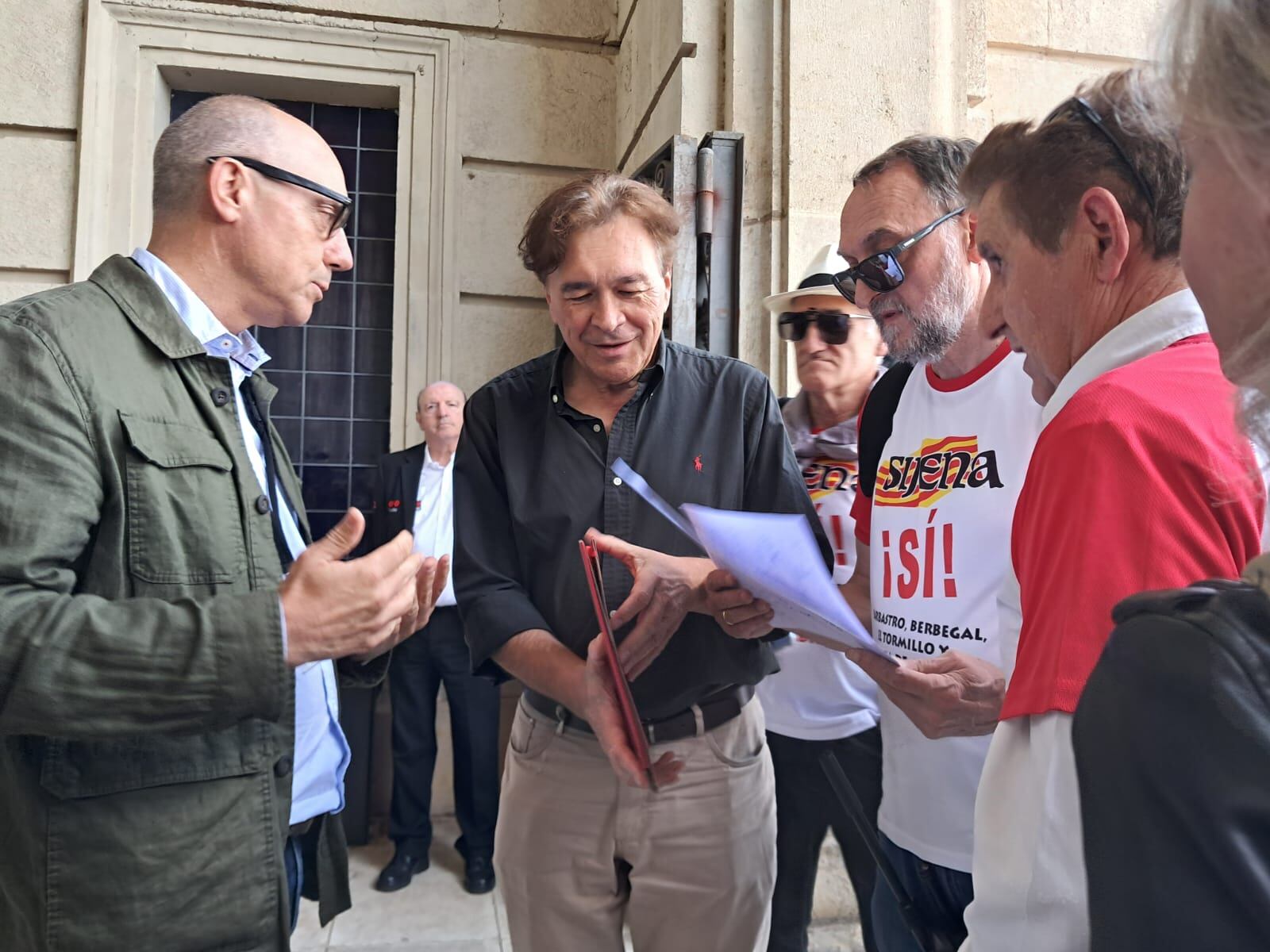 Representantes de Sijena Sí y de los partidos políticos presentes en la manifestación.