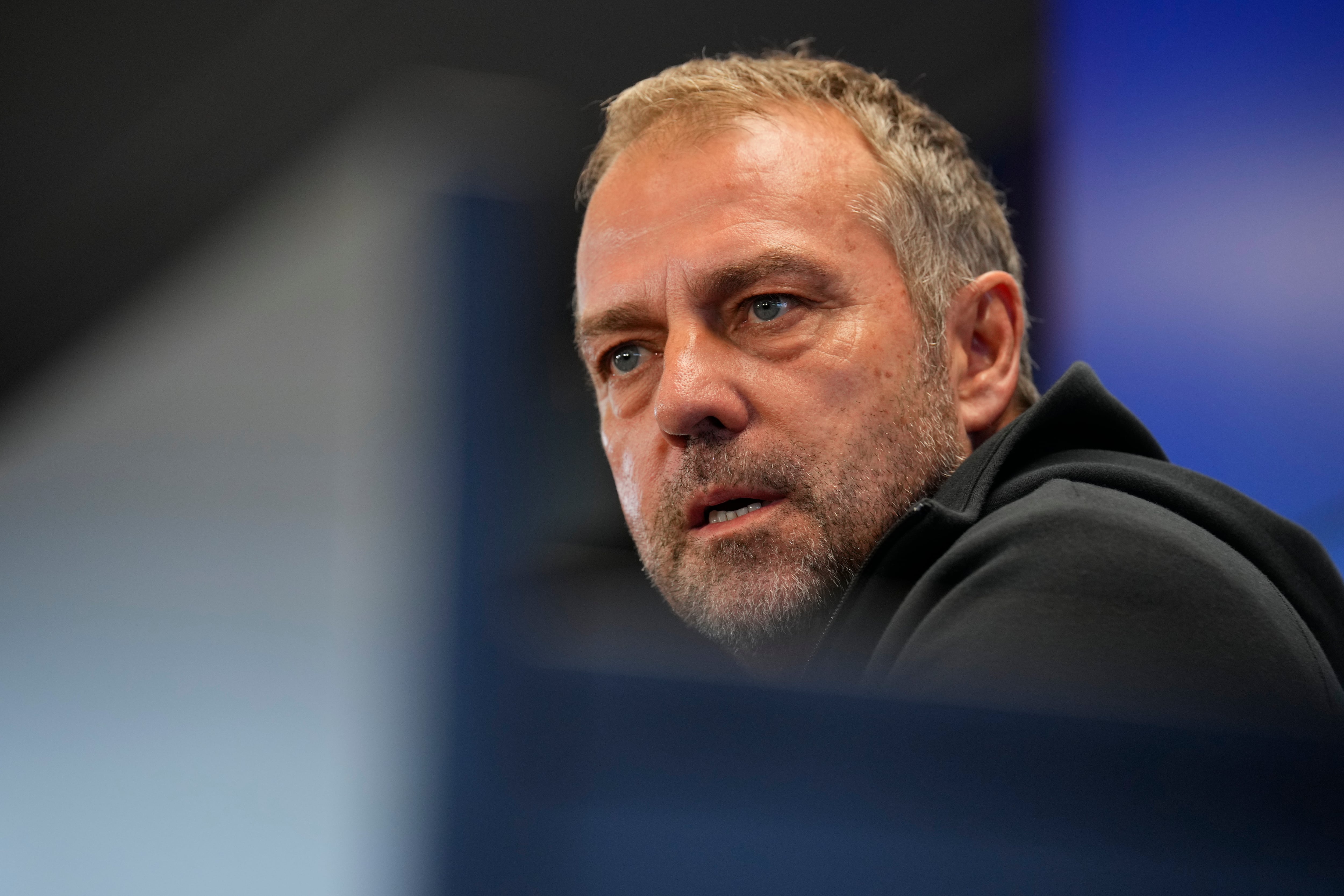 El entrenador del FC Barcelona, Hansi Flick, durante la rueda de prensa tras el entrenamiento en la Ciudad Deportiva Joan Gamper. EFE/Alejandro García