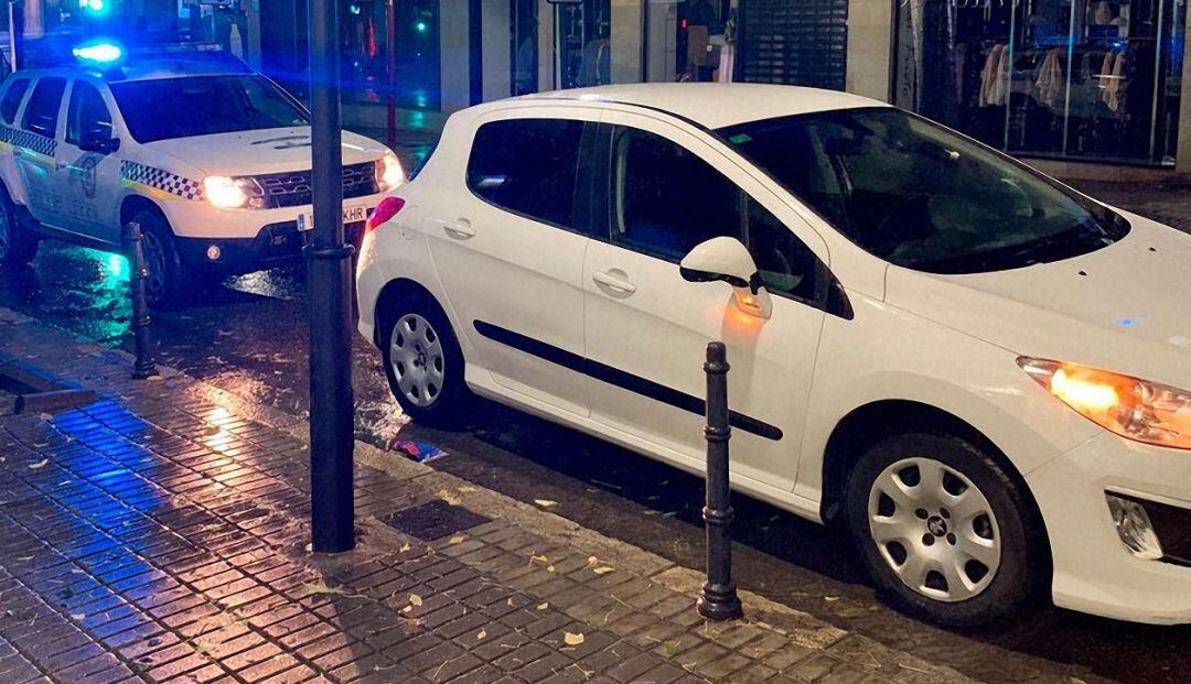 Coche en el que iba el hombre que huyó de la Policía Local.