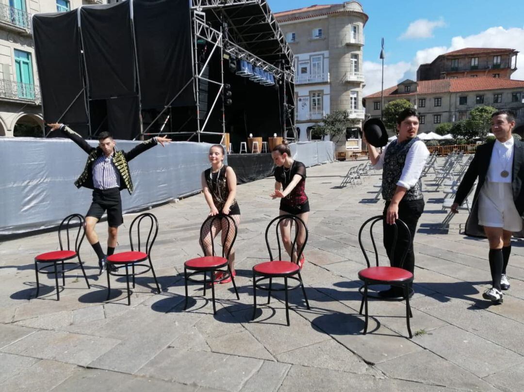  El cabaret ambienta las calles de Pontevedra