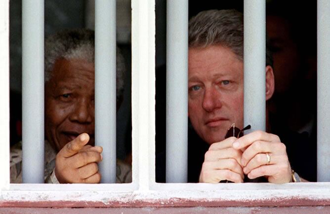 Bill Clinton y Nelson Mandela, en una imagen de archivo cuando visitaron la celda del expresidente sudafricano