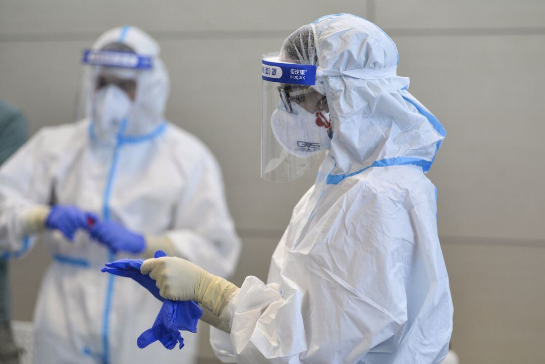 Personal sanitario, con EPIS.