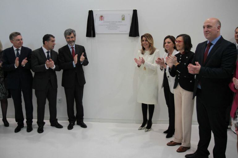 Las autoridades posan junto a la placa de inauguración de la Ciudad de la Justicia. 