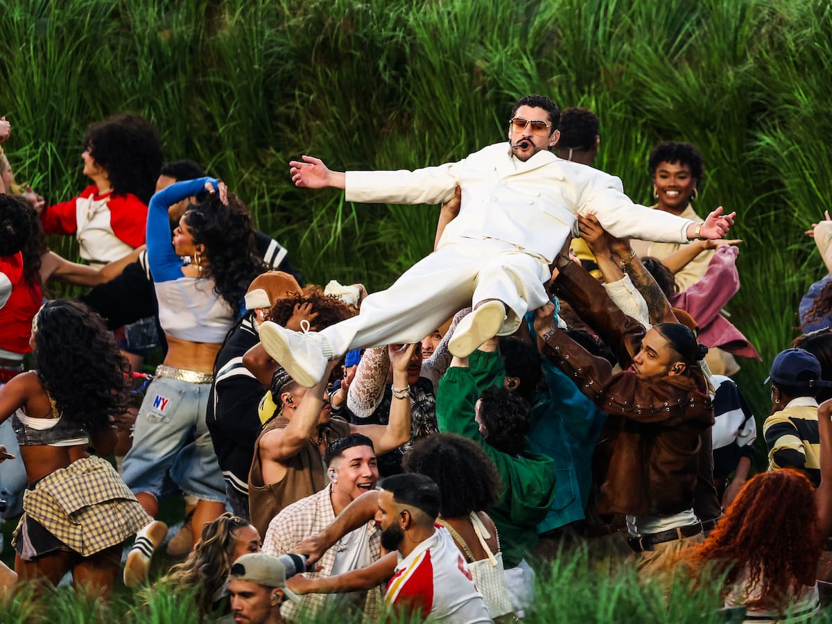 Un show plagado de símbolos: los mensajes de Bad Bunny en el intermedio de la Super Bowl