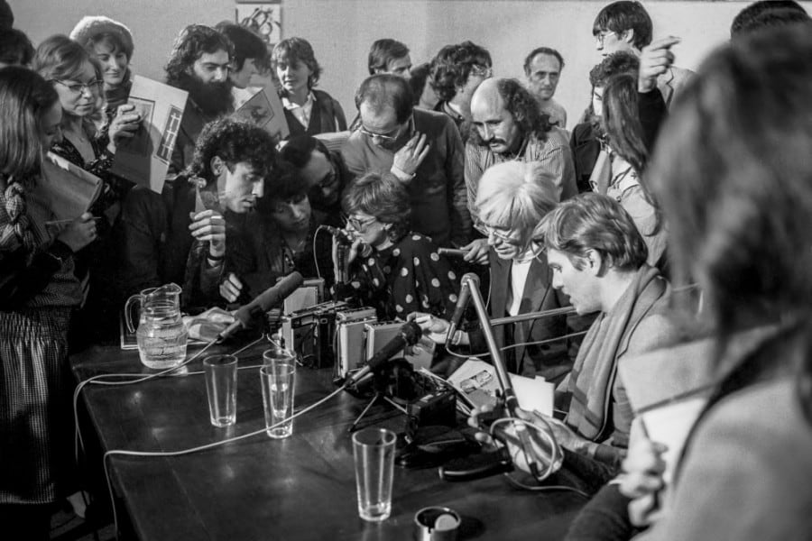 Fotograma de 'Warhol-Vijande: Más que pistolas, cuchillos y cruces'