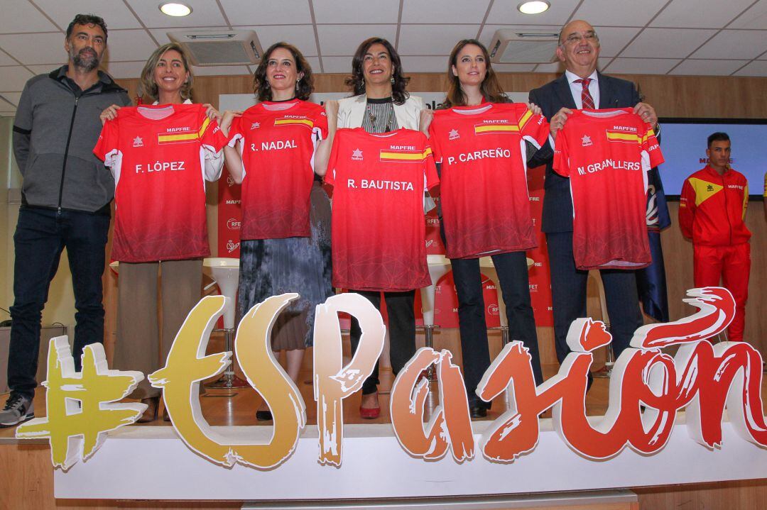 La presidenta del Consejo Superior de Deportes (CSD) , María José Rienda (3d), el capitán de la selección de tenis Sergi Bruguera (i), la presidenta de la Comunidad de Madrid, Isabel Díaz Ayuso (3i), la concejal de Cultura, Turismo y Deportes del Ayuntamiento de Madrid, Andrea Levy (2i) y el presidente de la federación española de tenis Miguel Díaz Román (d) durante la presentación de la lista de la Selección española de tenis para la Copa Davis en el Consejo Superior de Deportes en Madrid. (Rodrigo Jiménez, EFE)