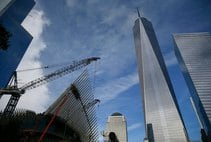 El edificio One World Trade Center se ve desde el sitio conmemorativo 9/11 en Nueva York