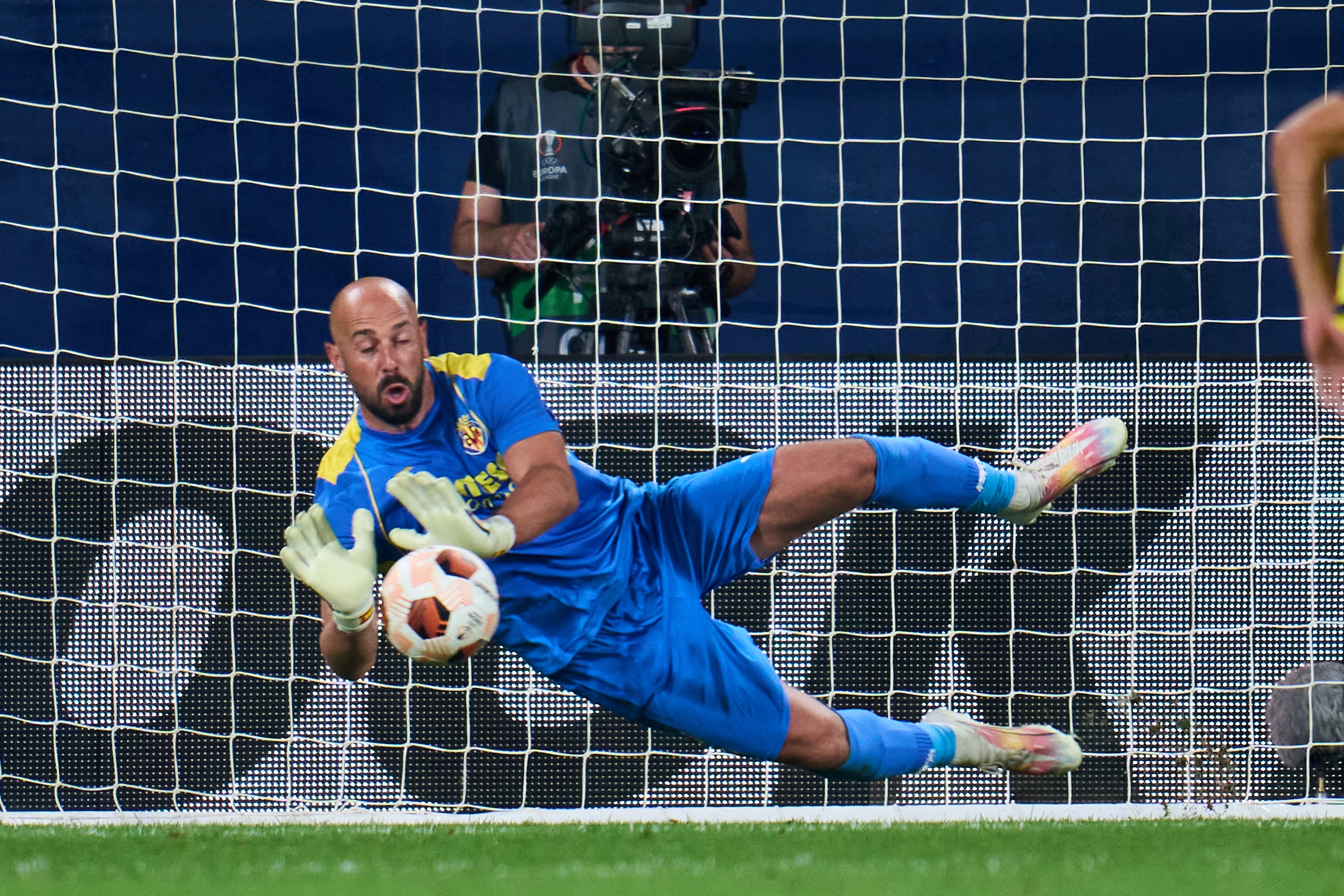 VILLARREAL, SPAIN - OCTOBER 05: Pepe Reina of Villarreal FC saves a penalty shoot during the UEFA Europa League Group F match between Villarreal CF and Stade Rennais FC at Estadio de la Ceramica on October 05, 2023 in Villarreal, Spain. (Photo by Aitor Alcalde Colomer/Getty Images)