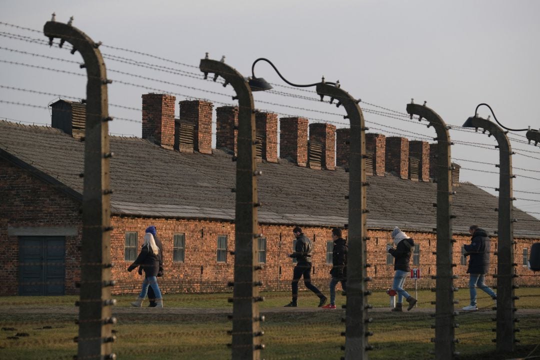 Visitantes al campo de concentración de Auschwitz.