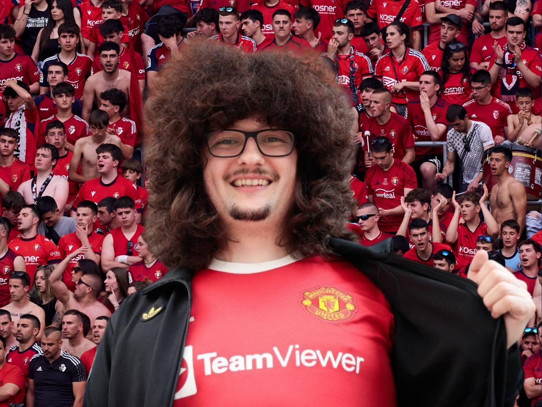 El aficionado del Manchester United y de fondo, los seguidores de Osasuna